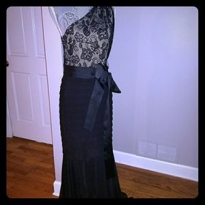 A Elegant One Shoulder Floor Length Black Dress!